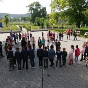 Copilăria e cadoul pe care ni-l dă viaţa. Sa ne bucuram de ea.